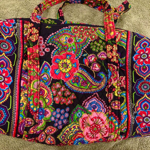 Like New Vera Bradley duffle bag - Picture 1 of 5